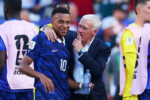 Deschamps yêu cầu hai cầu thủ bảo vệ Mbappé