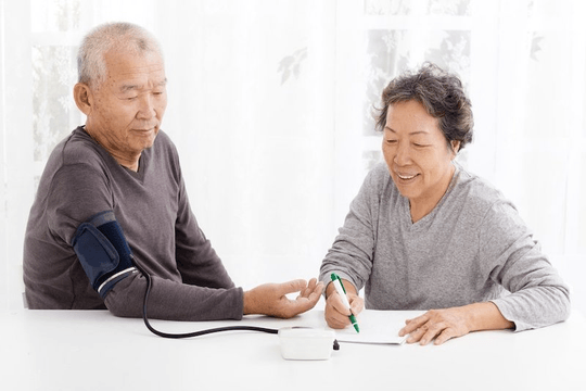 Người cao tuổi có bệnh mạn tính nên kiểm soát huyết áp như thế nào?
