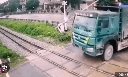 CSGT tăng cường kiểm tra, xử lý hơn 40 trường hợp vi phạm tại đường ngang