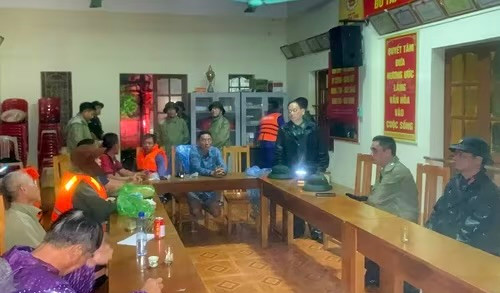 Kịp thời đưa 11 thuyền viên gặp nạn do bão số 1 vào nơi tránh trú an toàn