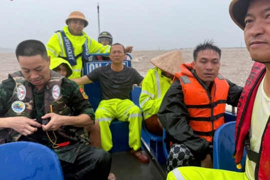 Cứu thành công 3 thuyền viên trên tàu bị chìm do ảnh hưởng của bão số 1