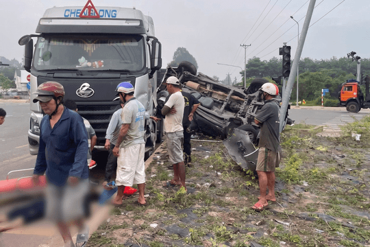 Xe ben va chạm ô tô, 7 người thương vong
