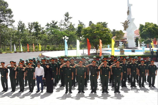 Báo Công lý - Quân khu 7: Dâng hương tri ân, bồi đắp lòng yêu nước và niềm tự hào dân tộc