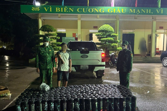 Bắt giữ ô tô vận chuyển 200 bình khí cười không rõ nguồn gốc