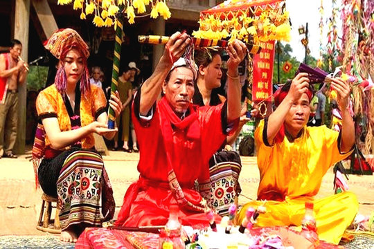 Đi qua miền di sản