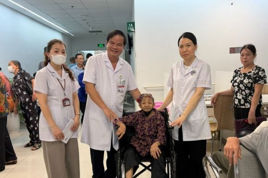 Giám đốc Bệnh viện Bạch Mai trực tiếp khám sức khỏe miễn phí cho người có công tại Ninh Bình