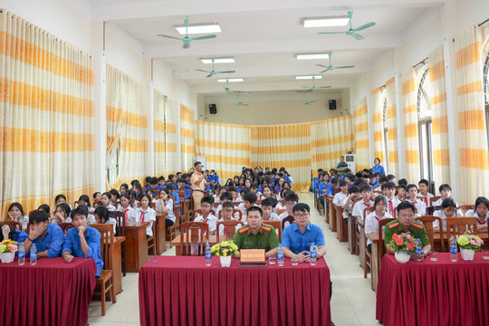 Hơn 200 đoàn viên, thanh niên xã Hưng Đạo được tuyên truyền pháp luật về ATGT