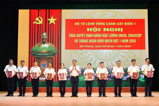BTL Vùng Cảnh sát biển 1 trao quyết định nâng lương, thăng quân hàm
