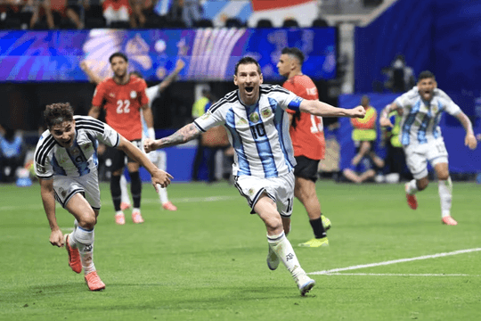 Messi kéo Argentina khỏi mép vực