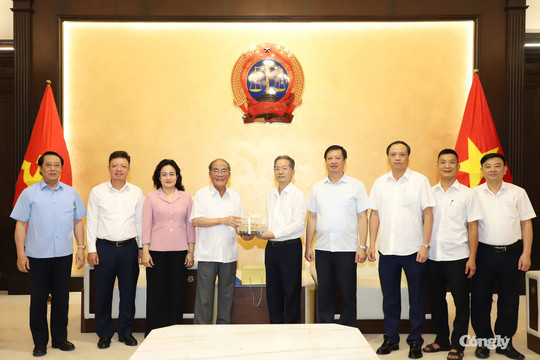 Nguyên Chủ tịch Quốc hội Nguyễn Sinh Hùng thăm và làm việc với TANDTC