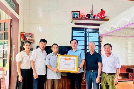 Trao Bằng "Tổ quốc ghi công” cho thân nhân các gia đình liệt sĩ