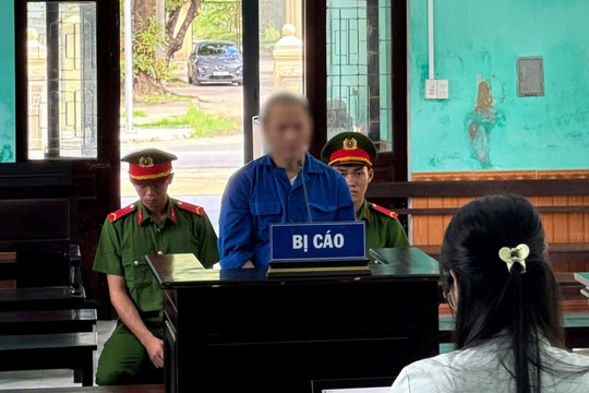 Xét xử bị cáo bẻ gãy bảo vật quốc gia "Ngai vua triều Nguyễn"