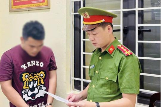 Bắt giữ đối tượng cầm hung khí chống đối lực lượng chức năng