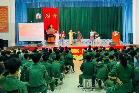 Thái Nguyên: Tuyên truyền pháp luật về ATGT cho 500 sinh viên