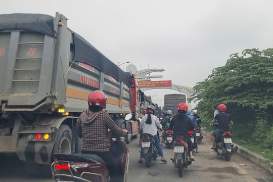 Phú Thọ: Xe tải nối đuôi vào Công ty Cổ phần Prime-Yên Bình, Quốc lộ 2 ùn tắc giờ cao điểm