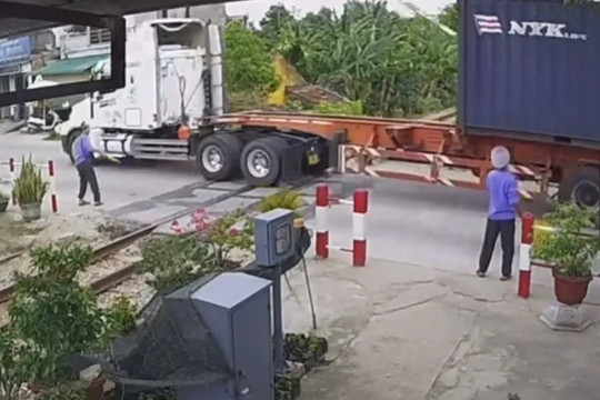 Xe đầu kéo vượt đường ngang, tông gãy cần chắn đường sắt