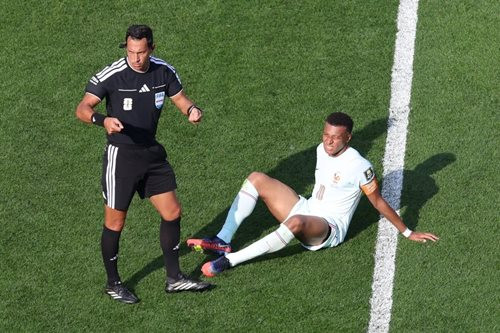 Mbappe lên tiếng trấn an người hâm mộ sau khi tập tễnh rời sân trong trận tứ kết
