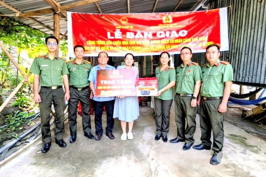 Bàn giao nhà và tặng quà cho lực lượng tham gia bảo vệ an ninh, trật tự ở cơ sở