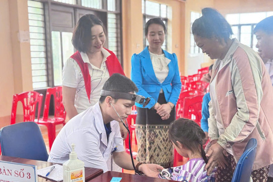 Bệnh viện Nhi Thanh Hóa khám, cấp thuốc miễn phí cho trẻ em Lào