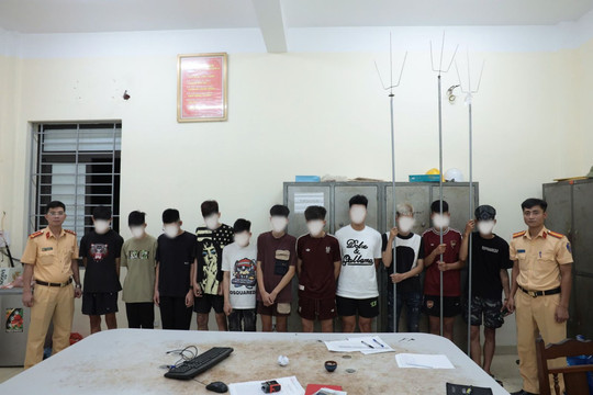 Khởi tố nhóm thanh niên mang hung khí chạy xe máy tốc độ cao