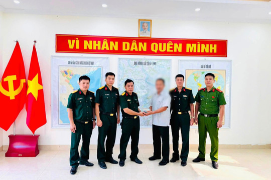 Thiếu tá Quân đội trao trả hơn 200 triệu cho người dân đánh rơi