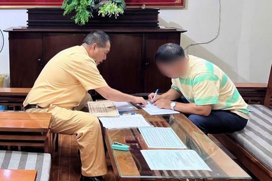 Tài xế xe khách bị phạt 5,7 triệu đồng, trừ 2 điểm GPLX vì vi phạm trên đường dẫn cao tốc