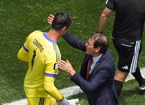 Rudi Garcia hứng chỉ trích vì thay Courtois trong trận Bỉ thua Tây Ban Nha