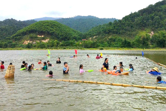 Lớp học bơi giữa dòng sông Giăng
