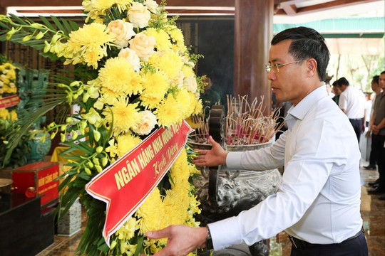 Thống đốc Ngân hàng Nhà nước Việt Nam dâng hương tri ân tại Nghệ An và Hà Tĩnh