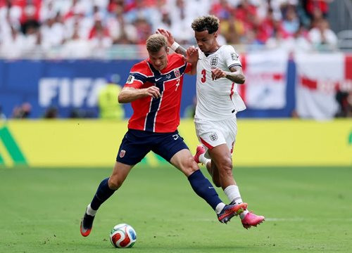 CĐV Na Uy chỉ trích đe dọa Sorloth vì không chuyền cho Haaland