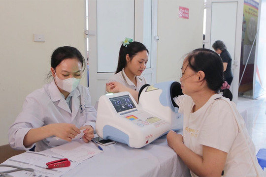 Chính thức quy định phụ cấp đặc thù ngành y tế, thôn, tổ dân phố, cô đỡ thôn, bản