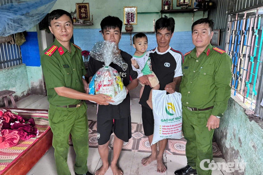 "Đi từng ngõ, gõ từng nhà" tuyên truyền pháp luật cho người dân