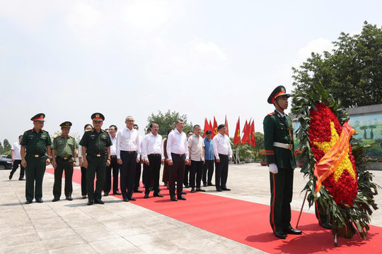Thủ tướng dâng hương tưởng niệm các Anh hùng liệt sĩ tại Phú Thọ