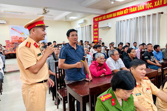 Trao 200 áo phao cho ngư dân phá Tam Giang trước mùa bão