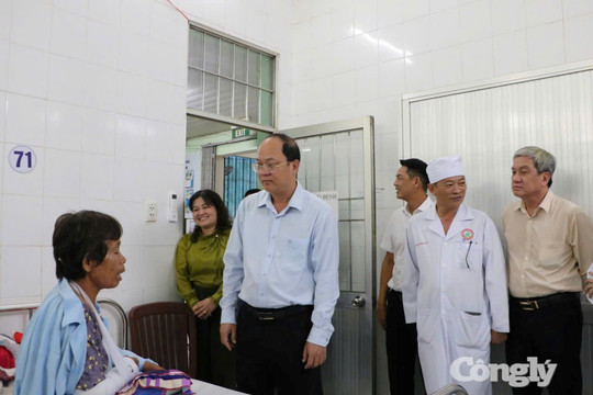 Bí thư Tỉnh uỷ Cà Mau thăm hỏi bệnh nhân bị thương do dông lốc