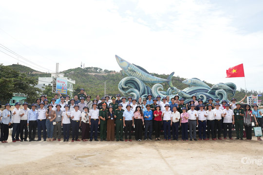 Đoàn công tác BTL Vùng Cảnh sát biển 2 làm việc với xã Nhơn Châu, tỉnh Gia Lai