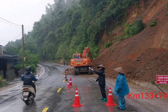 Mưa lớn gây sạt lở hàng nghìn m3 đất đá trên QL3 và QL6