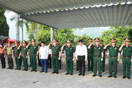 Đại tướng Nguyễn Trọng Nghĩa tri ân các Anh hùng liệt sĩ tại nghĩa trang Vị Xuyên