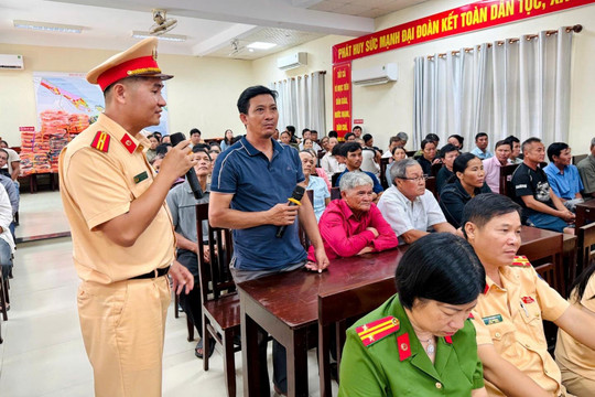 Huế: Tuyên truyền pháp luật về ATGT đường thủy cho ngư dân phá Tam Giang