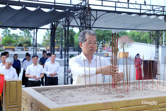 Chánh án TANDTC Nguyễn Văn Quảng dâng hương tưởng niệm các Anh hùng liệt sĩ tại Quảng Trị