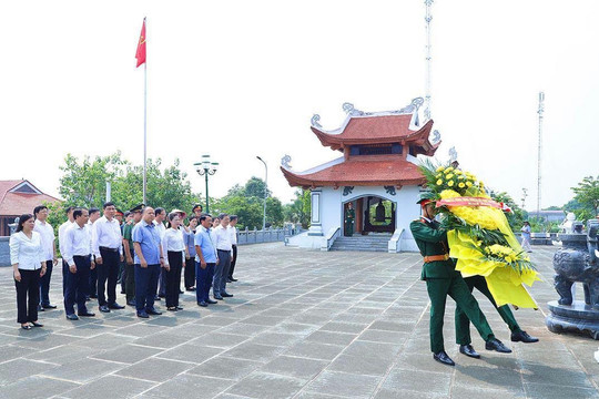 Lãnh đạo tỉnh Tuyên Quang dâng hương tưởng niệm các Anh hùng liệt sĩ