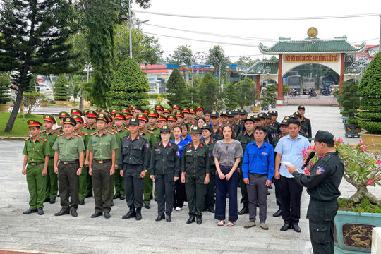 Thắp nến tri ân tại Nghĩa trang Liệt sĩ TP Cần Thơ