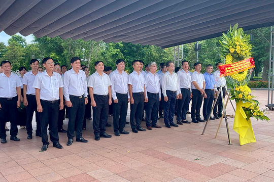Chánh án TANDTC Nguyễn Văn Quảng dâng hương tri ân các Anh hùng liệt sĩ tại Quảng Trị