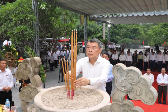 Thủ tướng Lê Minh Hưng dâng hương tại Nghĩa trang liệt sĩ quốc gia Vị Xuyên