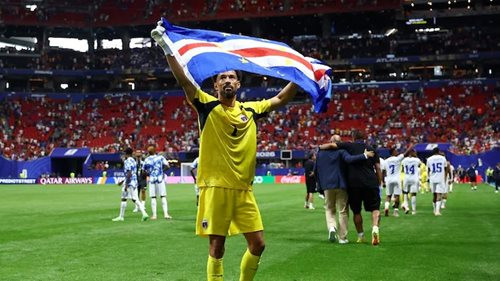 Áo đấu World Cup của Vozinha lập kỷ lục đấu giá, vượt cả Alisson và Neuer