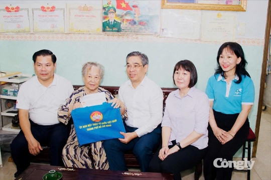 Lãnh đạo TP.HCM thăm, tặng quà Mẹ Việt Nam Anh hùng