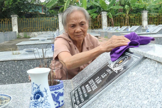 Những mối tình thủy chung viết bằng lòng yêu nước