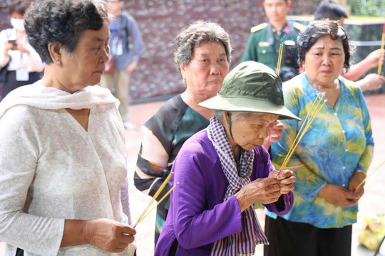 Những mối tình thủy chung viết bằng lòng yêu nước