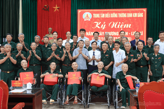 Thủ tướng Lê Minh Hưng thăm, tặng quà các thương binh, bệnh binh tại Ninh Bình