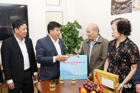 Lãnh đạo tỉnh Lâm Đồng thăm, tặng quà người có công